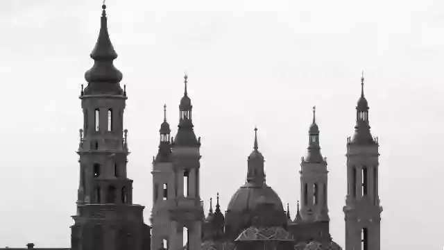 Las Torres de la Basílica del Pilar: Historias al Viento